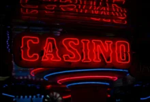 The Pros and Cons of Playing at Online Casinos vs Traditional Brick-and-Mortar Casinos