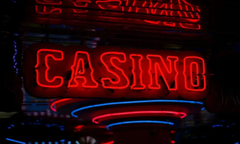 The Pros and Cons of Playing at Online Casinos vs Traditional Brick-and-Mortar Casinos